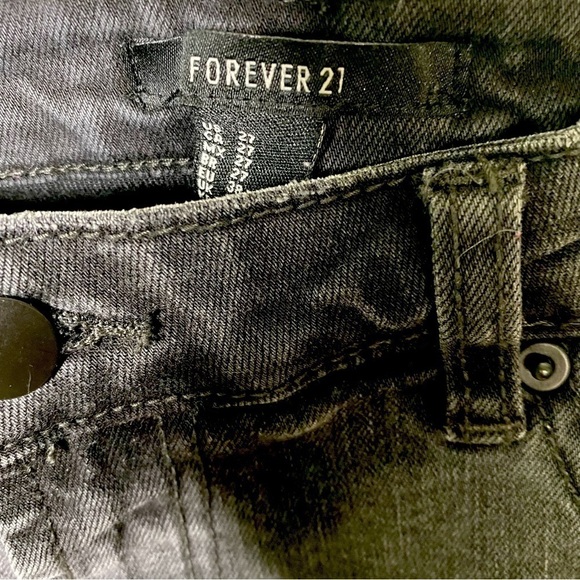 Forever 21 Black High Waisted Straight Leg Distressed Cropped Jeans Size 27 - Picture 9 of 13